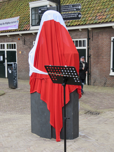829621 Afbeelding van het borstbeeld van oud-judoka Anton Geesink (1934-2010), bedekt met de Utrechtse vlag, op het ...